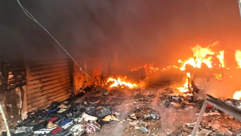 حريق يلتهم محلات سوق القرب بني مكادة بطنجة ويخلف خسائر مادية ضخمة